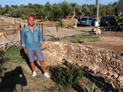 In contrada Pozzo San Benedetto Luca ha piantato fiori e piante